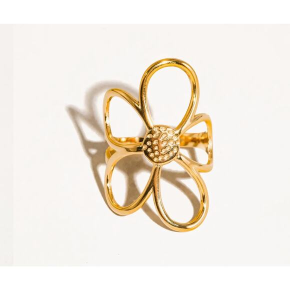 Elegant Gold Flower Ring - Picture 1 of 3